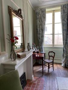 圣阿芒蒙特龙Maison Zola的客厅配有镜子、桌子和椅子