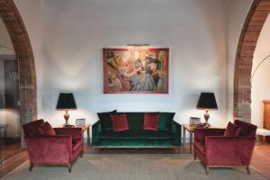 卡斯德尔诺沃贝拉登卡The Club House的客厅配有绿色沙发和两把椅子