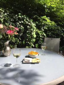 HattemerbroekVogelzang的一张桌子,上面放着一碗食物和两杯葡萄酒