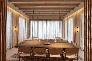 多哈The Chedi Katara Hotel & Resort的用餐室配有大型木桌和椅子