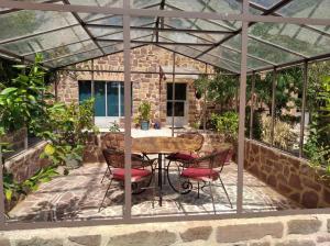 科隆热Le palmier d'Alice的温室里带桌椅的庭院