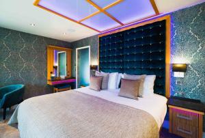 鲍内斯温德米尔柯兰雷教堂精品套房酒店的一间卧室配有一张大床和大床头板