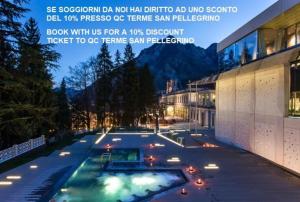 ZognoB&B San Pellegrino Terme的一座游泳池,在晚上在建筑物前