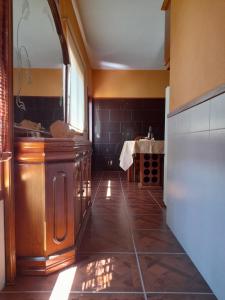 塞洛里库迪巴什图Quinta do silva的一个带水槽和柜台的厨房