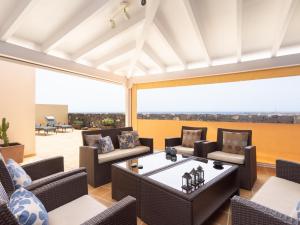 波里斯-德阿沃纳PillowAbroad - Dream sea view terrace Duplex的带沙发和椅子的客厅以及天井。