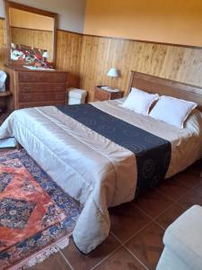 塞洛里库迪巴什图Quinta do silva的一间卧室配有一张大床和一个梳妆台
