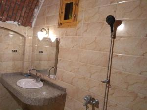 Qasr Al FarafirahRahala Safari Hotel的一间带水槽和镜子的浴室