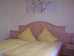 TraisenZur Rotenfelsstube的床上有两张黄色枕头