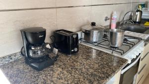 乌拉圭河畔康塞普西翁Altos San Martín的厨房柜台配有咖啡壶和搅拌机