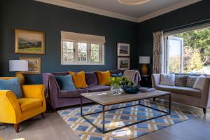 新米尔顿The Lodge的客厅配有紫色沙发和黄色椅子