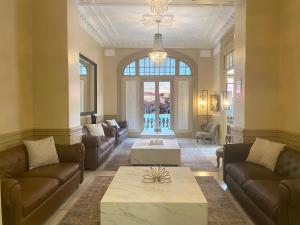 巴拿马城白玉兰酒店的带沙发和咖啡桌的客厅