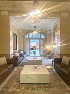 巴拿马城白玉兰酒店的带沙发和咖啡桌的客厅