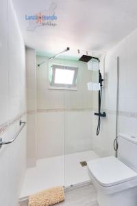 卡门港Vivienda Vacacional Casa Evy的一间带玻璃淋浴间和卫生间的浴室