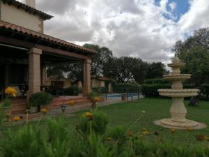 卡塞雷斯Casa rural Suerte de los Mozos的一座房子的院子中的一个大型石头喷泉