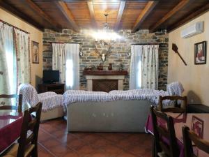 卡塞雷斯Casa rural Suerte de los Mozos的客厅配有桌子和壁炉