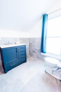 尼亚加拉瀑布The Griffon House的浴室配有蓝色水槽和卫生间。