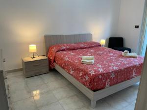 巴格里亚Donna Angela locazione turistica的一间卧室配有一张床、椅子和灯具