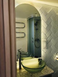 基辅Kyiv Art Apartments near Golden Gate的一间带两个盥洗盆和大镜子的浴室