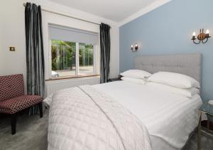 特拉利Ashville House B&B Tralee的卧室设有一张白色大床和一扇窗户。