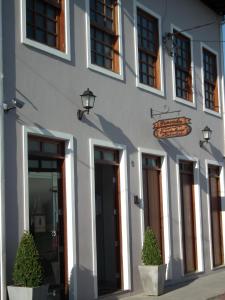 卡舒埃拉特兹德玛科旅馆的前面有两株盆栽植物的白色建筑
