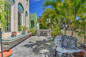 萨拉索塔Sarasota Home in Historic District with Patio!的房屋内带椅子和棕榈树的庭院