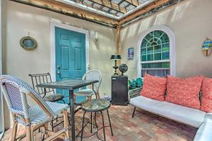 萨拉索塔Sarasota Home in Historic District with Patio!的门廊配有沙发和桌椅