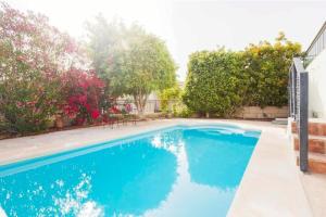 夏约法Private pool 'Villa Vibe Tenerife' sunset & ocean view的庭院里的一个蓝色海水游泳池