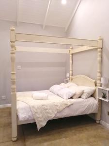 霍维克Cooper Cottage的一间卧室配有一张白色床架的床