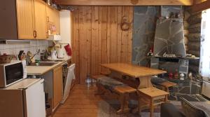 萨拉Kelomökki Sallatunturissa的厨房配有桌子和水槽