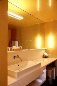 希蒂绍格斯托科朗酒店的一间带水槽和大镜子的浴室