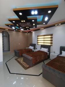 瓦迪穆萨Petra paradise home的一间卧室配有两张床和一张沙发。