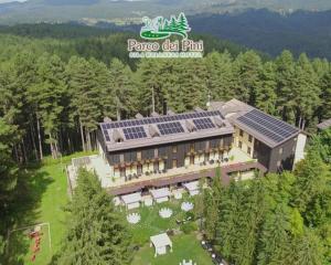 塔瓦娜Parco dei Pini - Sila Wellness Hotel的屋顶上太阳能电池板的空中景观