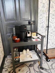 TorfouVALLÉE 1900的上面有咖啡壶的桌子