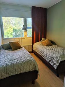 罗瓦涅米Lovely cityhome的一间卧室设有两张床和窗户。