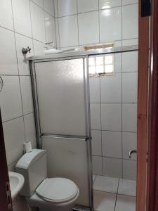 博尼图Casa Bela的一间带卫生间和淋浴的小浴室