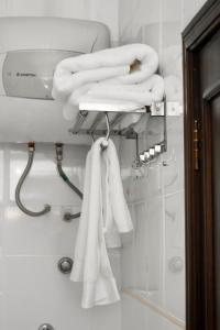 东勒贡MJ Grand Hotel的浴室提供毛巾架上的白色毛巾