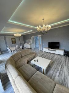 库萨雷Villa Qusar的客厅配有沙发和桌子