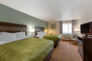 托莱多Quality Inn Alexis Rd的酒店客房设有两张床和一台平面电视。