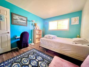 萨克拉门托WHOLE Family - Rosemont的卧室拥有蓝色的墙壁,配有一张床和椅子