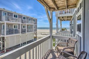 海洋岛海滩Waterfront Ocean Isle Beach Condo with Balcony!的从海滩房屋的阳台上可欣赏到海滩景色