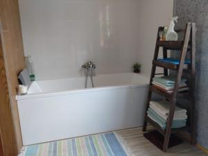 特伦钦Nature Homestay的带浴缸和毛巾梯的浴室