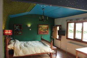 阿什伯恩Couples Camping Cabin的一间卧室配有一张蓝色天花板的床