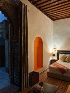 拉巴特Riad Majorelle的一间卧室设有一张床和一个开放式门廊