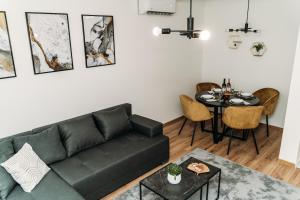 温科夫齐Apartman Star #1的客厅配有沙发和桌子