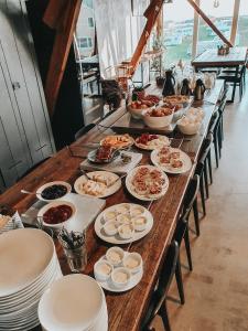 Gimsøy罗弗敦山林小屋的一张长木桌子,上面放着食物盘
