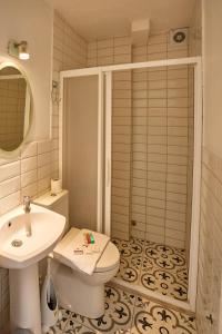 阿拉恰特迪格曼尼豪宅住宿加早餐旅馆的一间带水槽、卫生间和淋浴的浴室