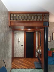 米兰MILAN SOUTH GATE APARTMENT的客厅设有一张高架床,设有楼梯