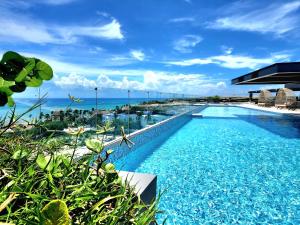 普拉亚卡门Singular Dream Beach Residences的海景游泳池