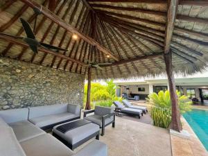 南迪Naisoso Island Villas - Fiji的带沙发的室外天井和游泳池