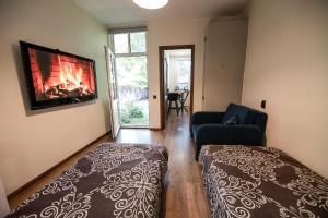 派尔努Centre Premium的一间卧室配有一张床、一个壁炉和一张沙发